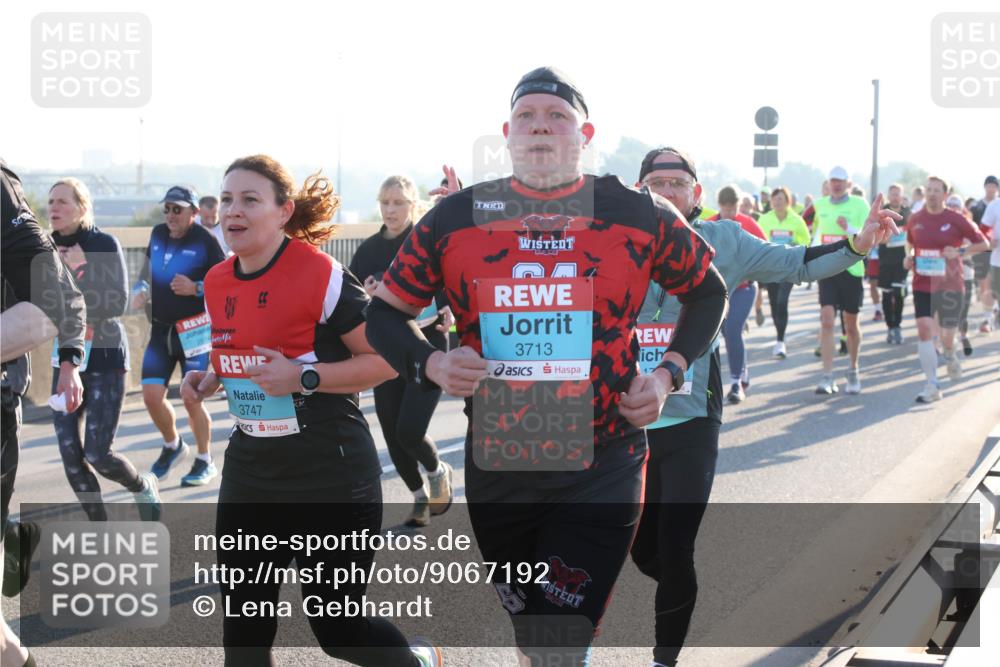 03.10.2025 - Köhlbrandbrückenlauf Lena Gebhardt http://msf.ph/oto/9067192 03.10.2025 09:23:39 Position 1 312, 3747, 3713, 17 meine-sportfotos.de