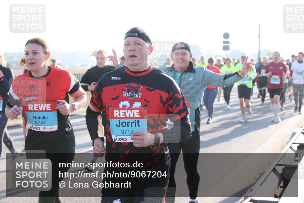 03.10.2025 - Köhlbrandbrückenlauf Lena Gebhardt http://msf.ph/oto/9067204 03.10.2025 09:23:39 Position 1 3747, 3713 meine-sportfotos.de
