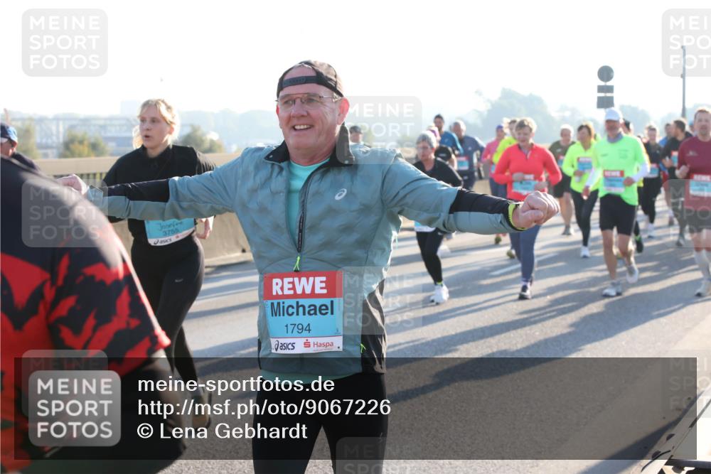 03.10.2025 - Köhlbrandbrückenlauf Lena Gebhardt http://msf.ph/oto/9067226 03.10.2025 09:23:40 Position 1 3755, 1794 meine-sportfotos.de