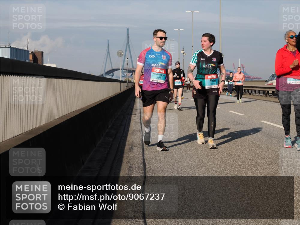 03.10.2025 - Köhlbrandbrückenlauf Fabian Wolf http://msf.ph/oto/9067237 03.10.2025 10:10:08 Position 3 3076, 3077, 2599 meine-sportfotos.de