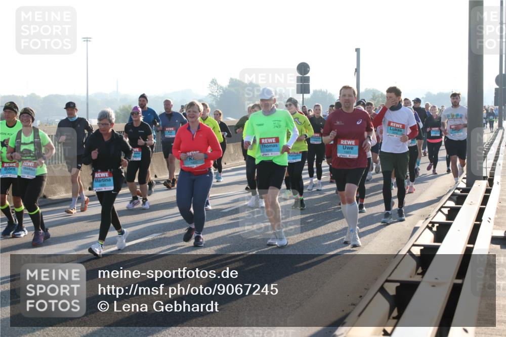 03.10.2025 - Köhlbrandbrückenlauf Lena Gebhardt http://msf.ph/oto/9067245 03.10.2025 09:23:41 Position 1 2089, 1956, 1934, 1883 meine-sportfotos.de