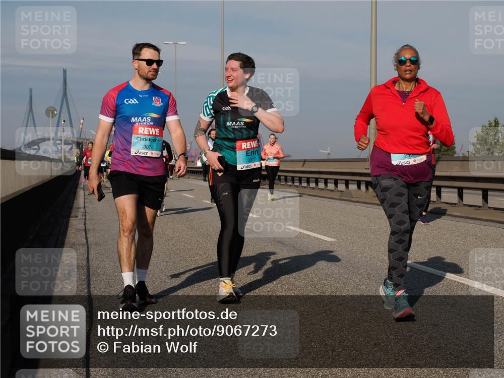 03.10.2025 - Köhlbrandbrückenlauf Fabian Wolf http://msf.ph/oto/9067273 03.10.2025 10:10:09 Position 3 3076, 3077, 2595 meine-sportfotos.de