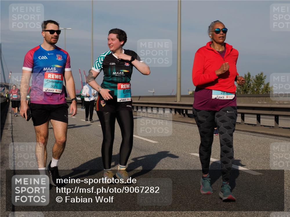 03.10.2025 - Köhlbrandbrückenlauf Fabian Wolf http://msf.ph/oto/9067282 03.10.2025 10:10:10 Position 3 3076, 3077, 2599 meine-sportfotos.de