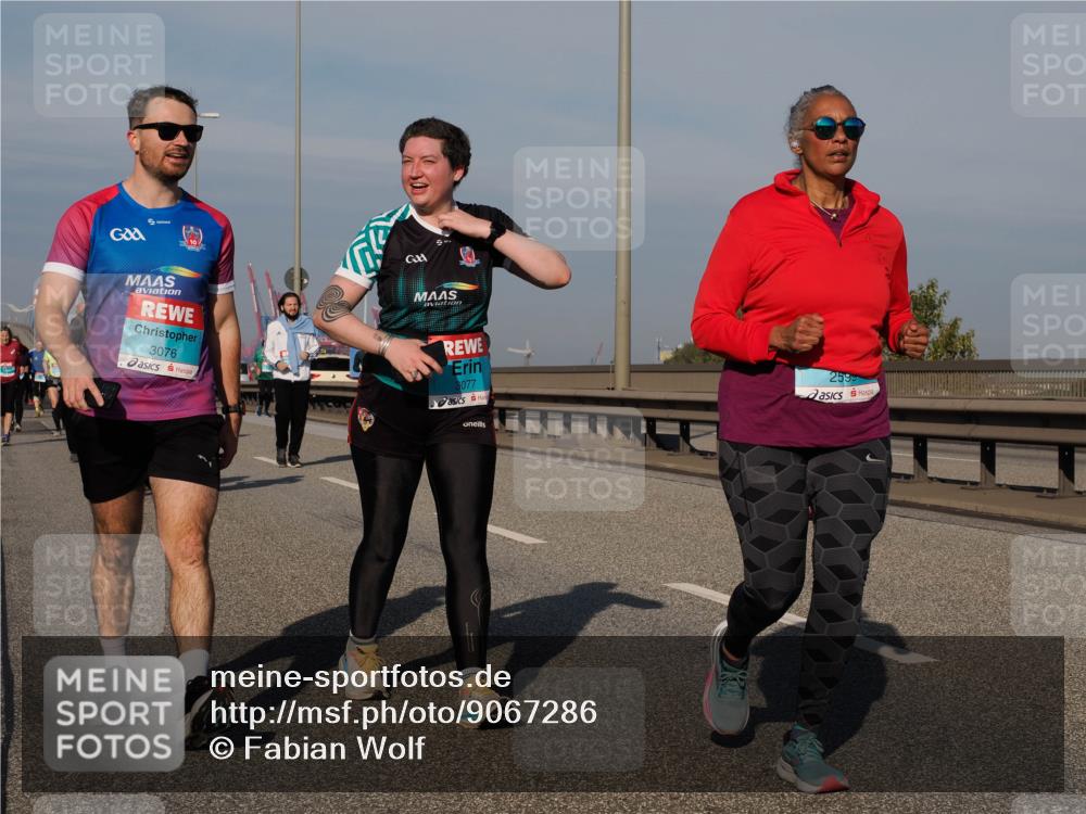 03.10.2025 - Köhlbrandbrückenlauf Fabian Wolf http://msf.ph/oto/9067286 03.10.2025 10:10:10 Position 3 10, 3076, 3077, 2599 meine-sportfotos.de