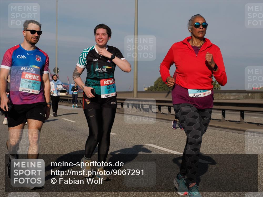 03.10.2025 - Köhlbrandbrückenlauf Fabian Wolf http://msf.ph/oto/9067291 03.10.2025 10:10:10 Position 3 3076, 3077, 2595 meine-sportfotos.de