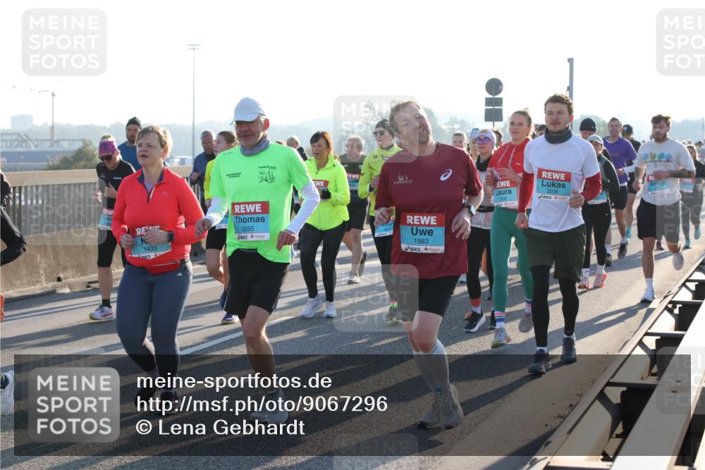 03.10.2025 - Köhlbrandbrückenlauf Lena Gebhardt http://msf.ph/oto/9067296 03.10.2025 09:23:42 Position 1 1433, 3265, 1883, 1206, 3208 meine-sportfotos.de