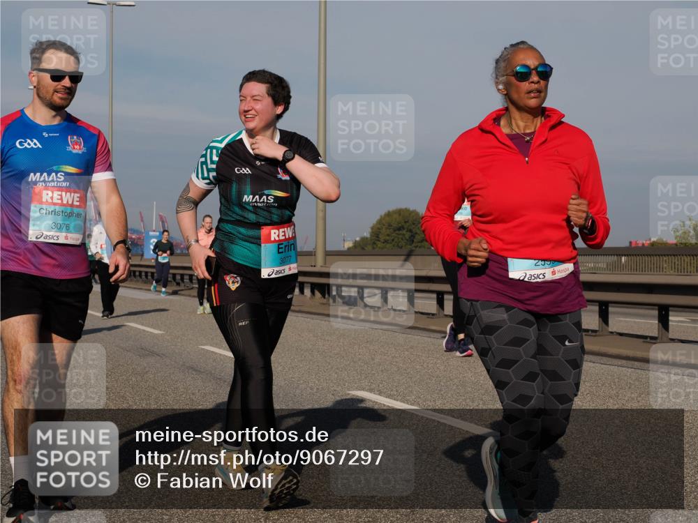03.10.2025 - Köhlbrandbrückenlauf Fabian Wolf http://msf.ph/oto/9067297 03.10.2025 10:10:10 Position 3 3076, 3077, 2595 meine-sportfotos.de