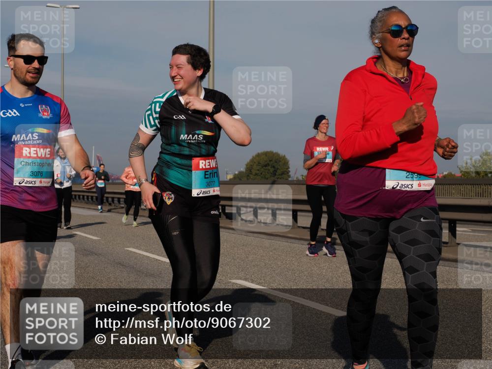 03.10.2025 - Köhlbrandbrückenlauf Fabian Wolf http://msf.ph/oto/9067302 03.10.2025 10:10:11 Position 3 10, 3076, 3077, 2599 meine-sportfotos.de