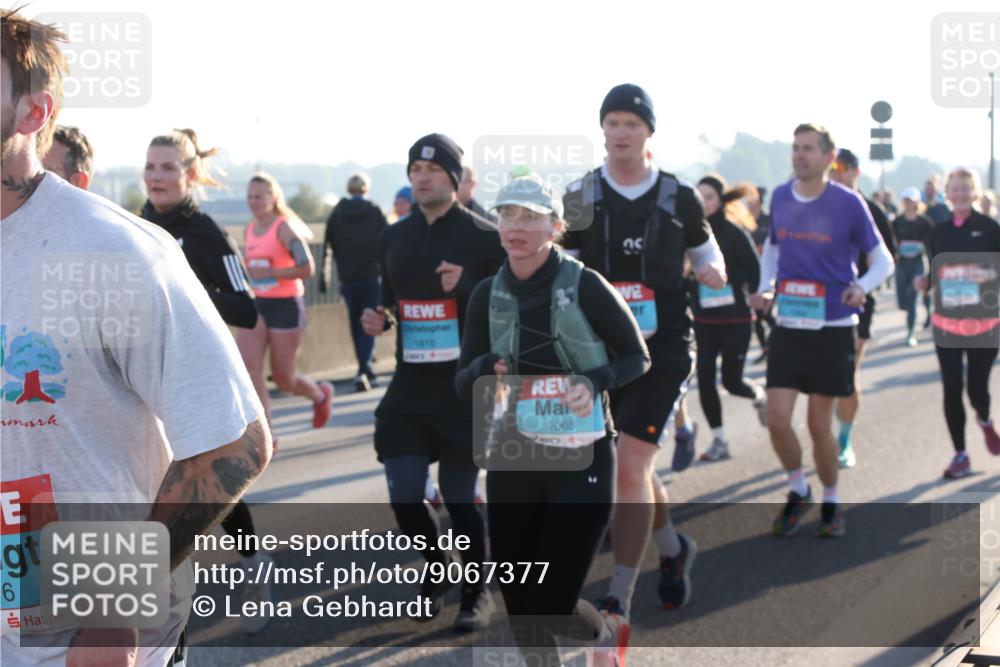 03.10.2025 - Köhlbrandbrückenlauf Lena Gebhardt http://msf.ph/oto/9067377 03.10.2025 09:23:46 Position 1 6, 1810, 2068 meine-sportfotos.de