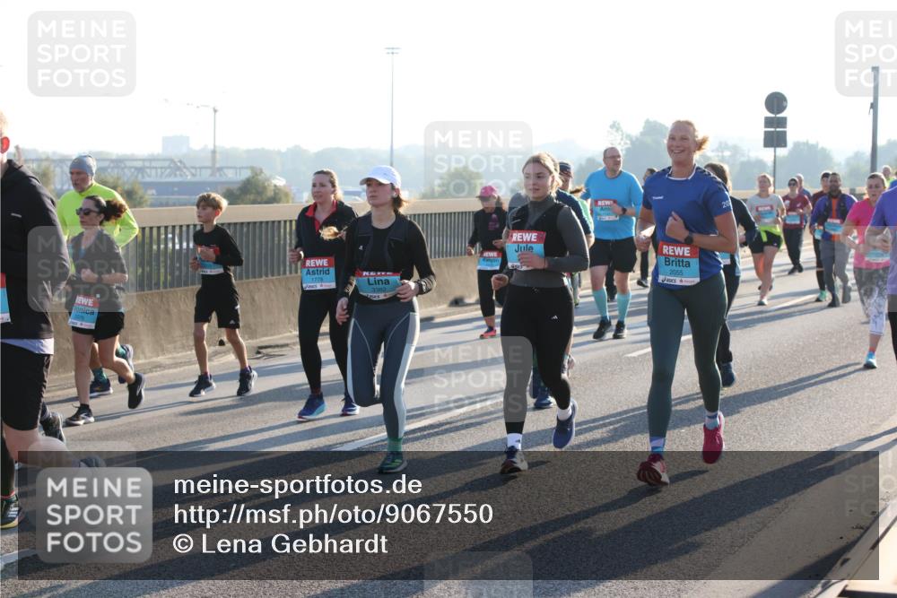 03.10.2025 - Köhlbrandbrückenlauf Lena Gebhardt http://msf.ph/oto/9067550 03.10.2025 09:23:51 Position 1 1778, 3382, 22, 2055 meine-sportfotos.de