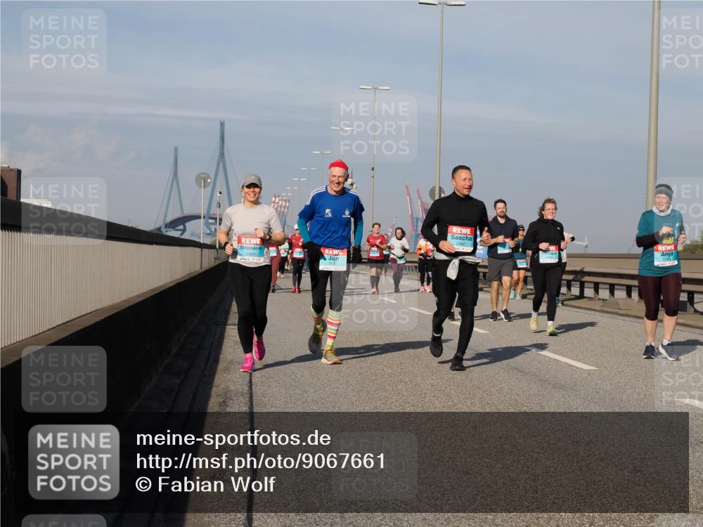 03.10.2025 - Köhlbrandbrückenlauf Fabian Wolf http://msf.ph/oto/9067661 03.10.2025 10:10:28 Position 3 3510, 2342, 2343 meine-sportfotos.de