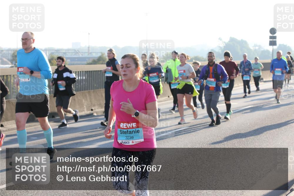03.10.2025 - Köhlbrandbrückenlauf Lena Gebhardt http://msf.ph/oto/9067667 03.10.2025 09:23:55 Position 1 1740, 3239 meine-sportfotos.de