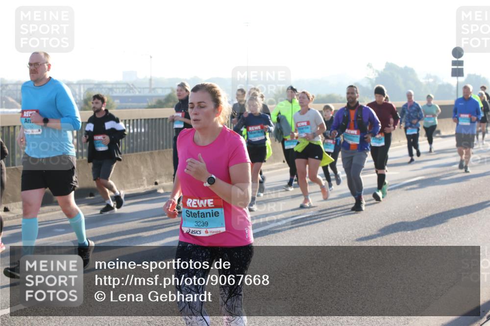 03.10.2025 - Köhlbrandbrückenlauf Lena Gebhardt http://msf.ph/oto/9067668 03.10.2025 09:23:55 Position 1 1740, 3239 meine-sportfotos.de