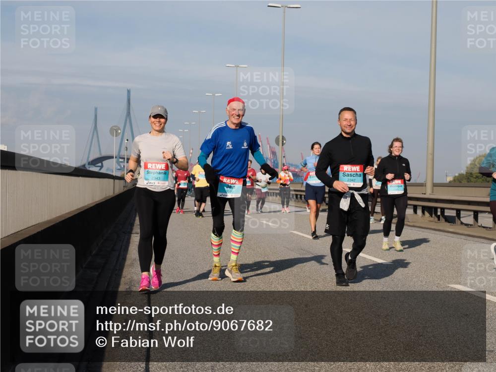 03.10.2025 - Köhlbrandbrückenlauf Fabian Wolf http://msf.ph/oto/9067682 03.10.2025 10:10:30 Position 3 2343, 3510, 2342 meine-sportfotos.de