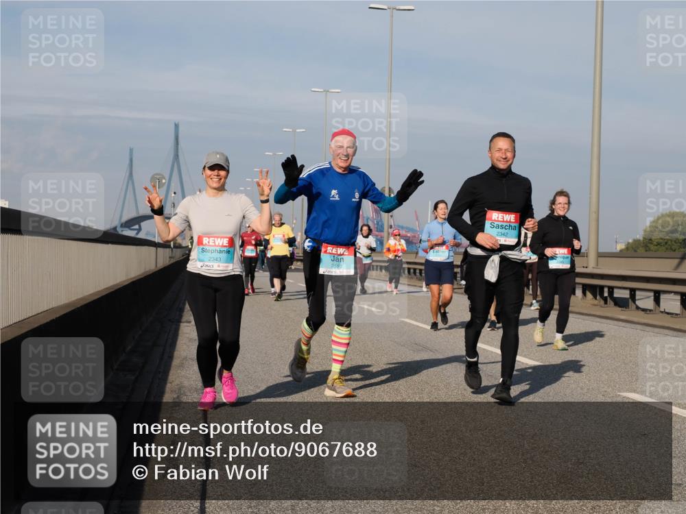 03.10.2025 - Köhlbrandbrückenlauf Fabian Wolf http://msf.ph/oto/9067688 03.10.2025 10:10:30 Position 3 2343, 3510, 2342 meine-sportfotos.de