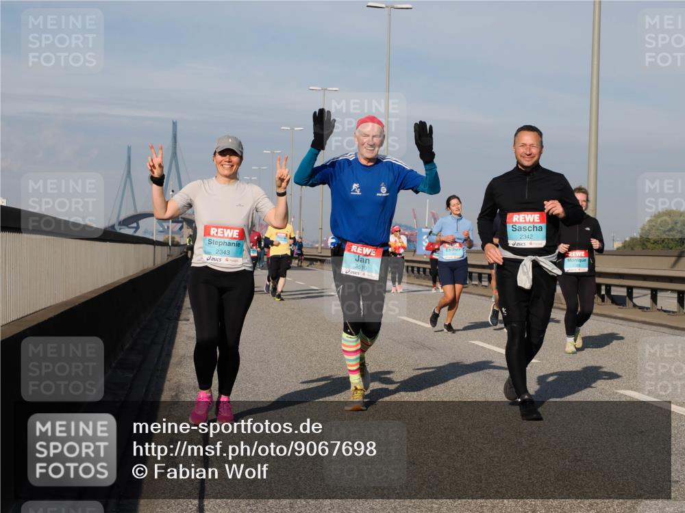 03.10.2025 - Köhlbrandbrückenlauf Fabian Wolf http://msf.ph/oto/9067698 03.10.2025 10:10:30 Position 3 2343, 3510, 2342 meine-sportfotos.de