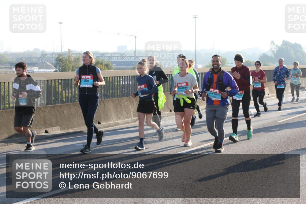 03.10.2025 - Köhlbrandbrückenlauf Lena Gebhardt http://msf.ph/oto/9067699 03.10.2025 09:23:56 Position 1 2012, 3215, 2200 meine-sportfotos.de
