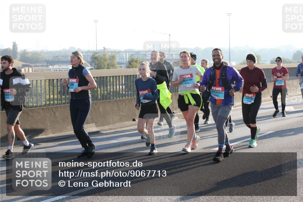 03.10.2025 - Köhlbrandbrückenlauf Lena Gebhardt http://msf.ph/oto/9067713 03.10.2025 09:23:56 Position 1 2012, 3215, 2200, 2124, 3222 meine-sportfotos.de