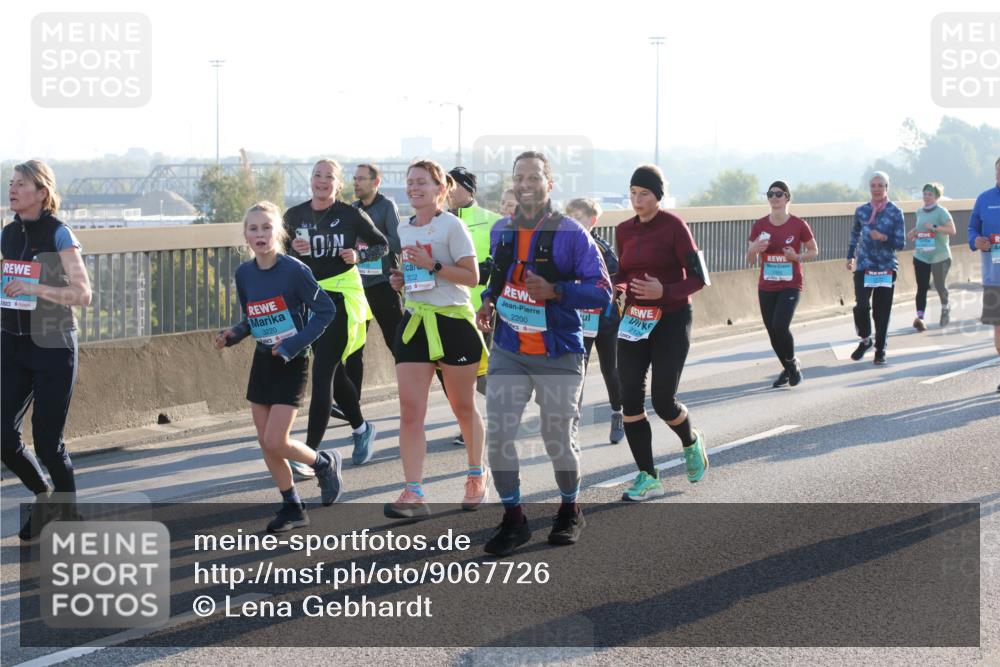 03.10.2025 - Köhlbrandbrückenlauf Lena Gebhardt http://msf.ph/oto/9067726 03.10.2025 09:23:57 Position 1 3220, 3222, 2200, 2124 meine-sportfotos.de