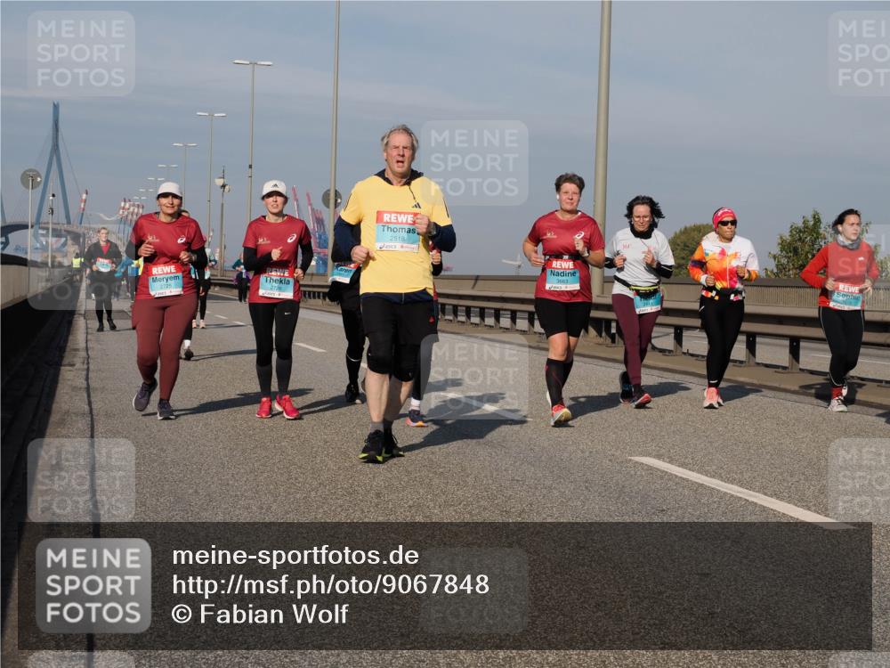 03.10.2025 - Köhlbrandbrückenlauf Fabian Wolf http://msf.ph/oto/9067848 03.10.2025 10:10:38 Position 3 2725, 2726, 2518, 361 meine-sportfotos.de