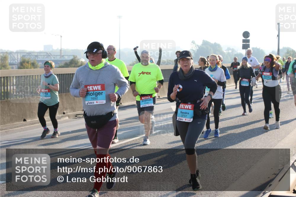 03.10.2025 - Köhlbrandbrückenlauf Lena Gebhardt http://msf.ph/oto/9067863 03.10.2025 09:24:01 Position 1 2740, 11, 3737, 1607, 1692, 300 meine-sportfotos.de