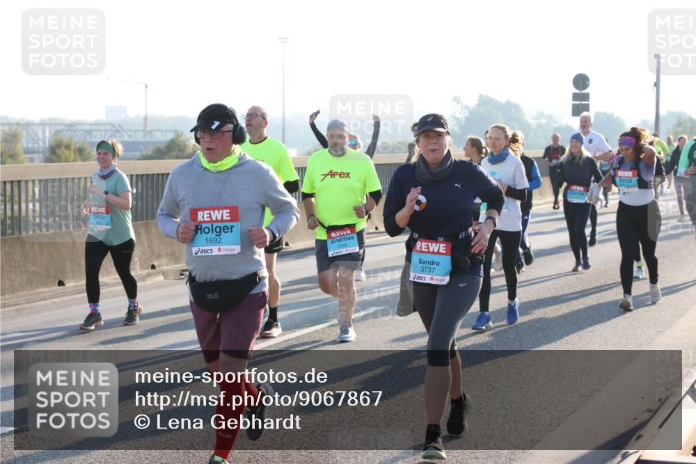03.10.2025 - Köhlbrandbrückenlauf Lena Gebhardt http://msf.ph/oto/9067867 03.10.2025 09:24:01 Position 1 1692, 2740, 3737 meine-sportfotos.de