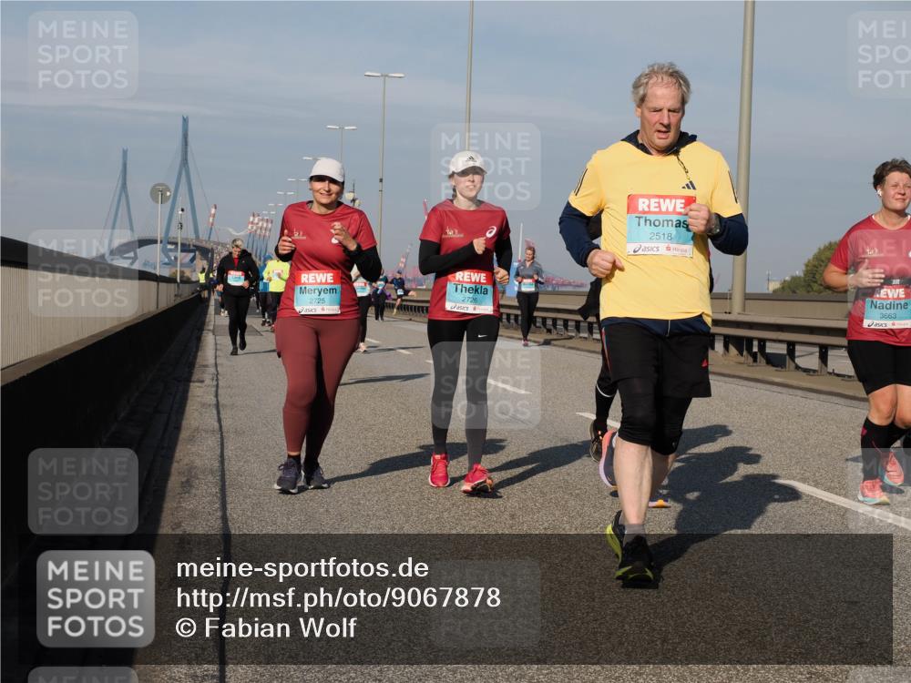 03.10.2025 - Köhlbrandbrückenlauf Fabian Wolf http://msf.ph/oto/9067878 03.10.2025 10:10:40 Position 3 2726, 2725, 2518, 3663 meine-sportfotos.de