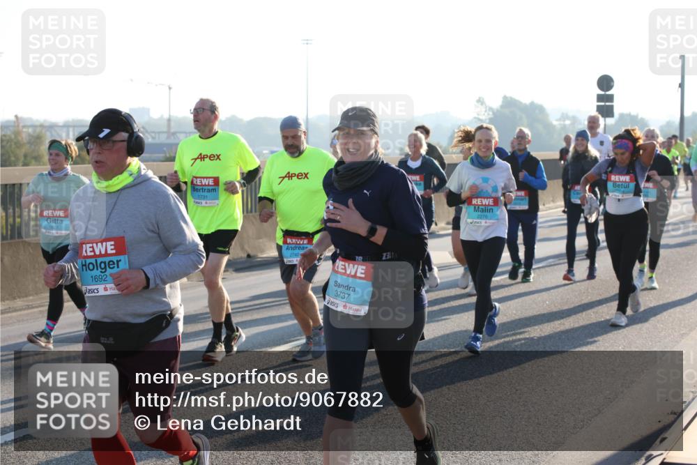 03.10.2025 - Köhlbrandbrückenlauf Lena Gebhardt http://msf.ph/oto/9067882 03.10.2025 09:24:01 Position 1 1607, 1692, 1731, 2740, 3737, 231, 2276, 410 meine-sportfotos.de