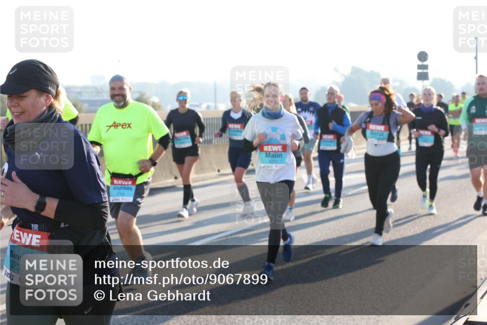 03.10.2025 - Köhlbrandbrückenlauf Lena Gebhardt http://msf.ph/oto/9067899 03.10.2025 09:24:02 Position 1 3737, 2740 meine-sportfotos.de