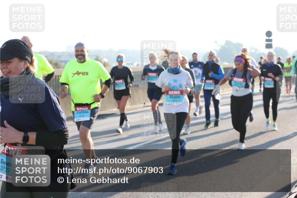 03.10.2025 - Köhlbrandbrückenlauf Lena Gebhardt http://msf.ph/oto/9067903 03.10.2025 09:24:02 Position 1 3737, 2740 meine-sportfotos.de