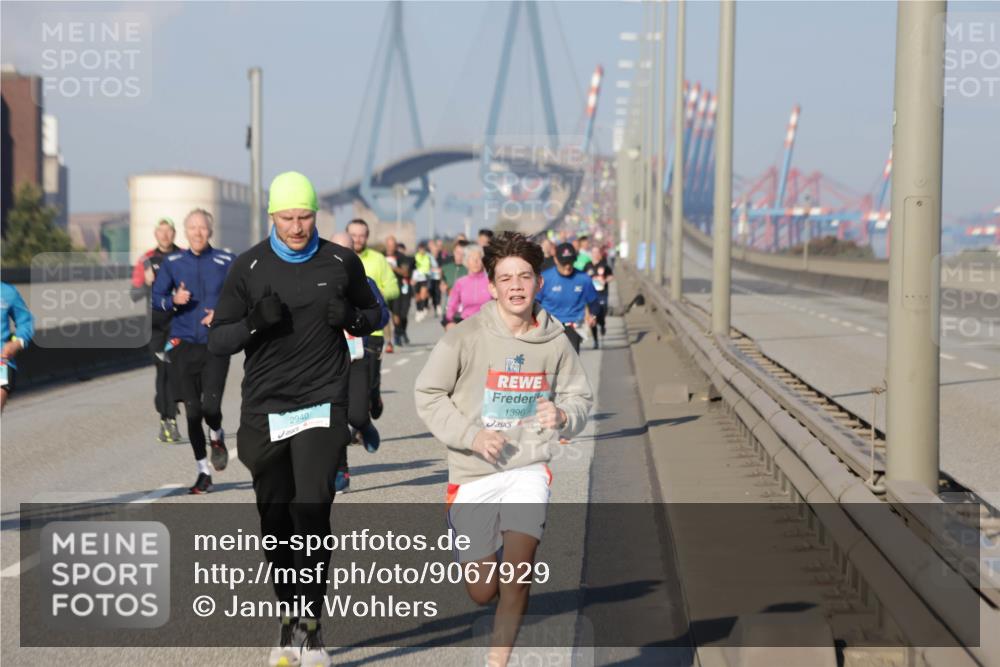 03.10.2025 - Köhlbrandbrückenlauf Jannik Wohlers http://msf.ph/oto/9067929 03.10.2025 09:47:17 Position 3 2940, 1396 meine-sportfotos.de