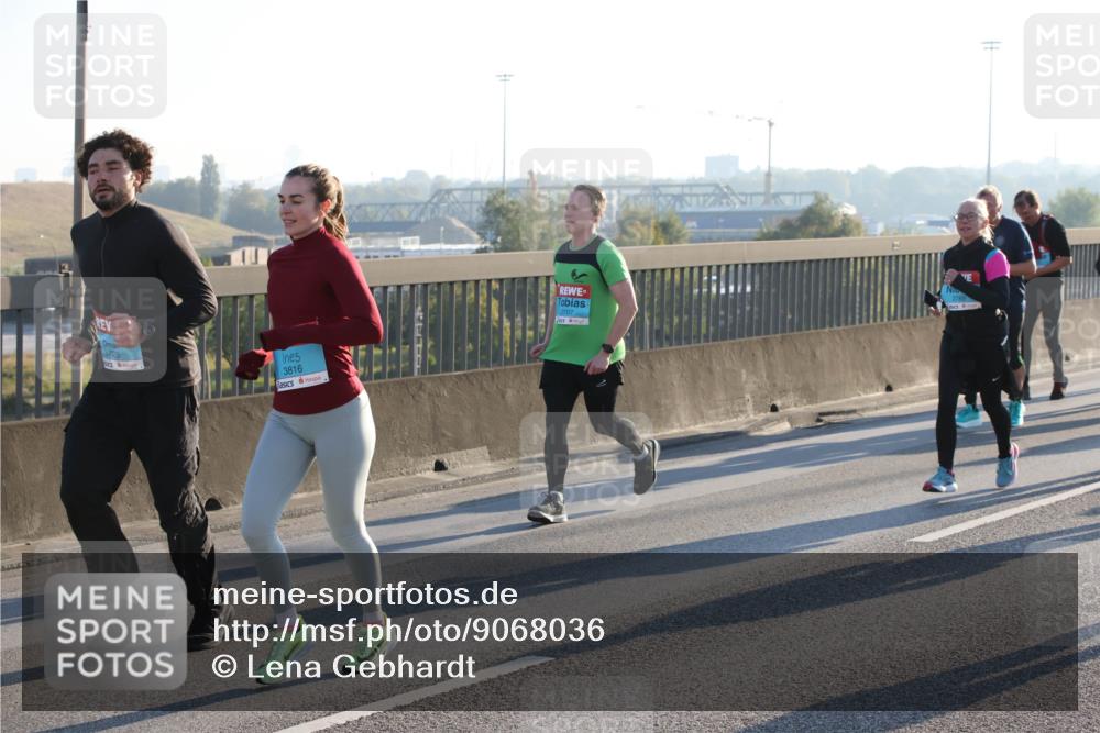 03.10.2025 - Köhlbrandbrückenlauf Lena Gebhardt http://msf.ph/oto/9068036 03.10.2025 09:24:07 Position 1 3725, 3816, 2707 meine-sportfotos.de