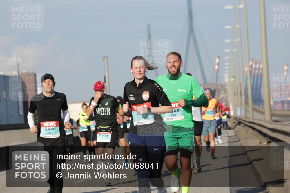 03.10.2025 - Köhlbrandbrückenlauf Jannik Wohlers http://msf.ph/oto/9068041 03.10.2025 09:47:33 Position 3 1043, 3264, 3568, 3041 meine-sportfotos.de