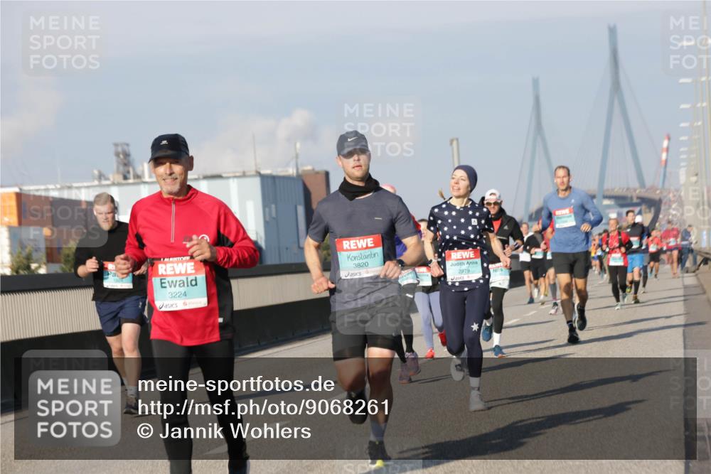 03.10.2025 - Köhlbrandbrückenlauf Jannik Wohlers http://msf.ph/oto/9068261 03.10.2025 09:47:44 Position 3 3224, 3820, 2979 meine-sportfotos.de