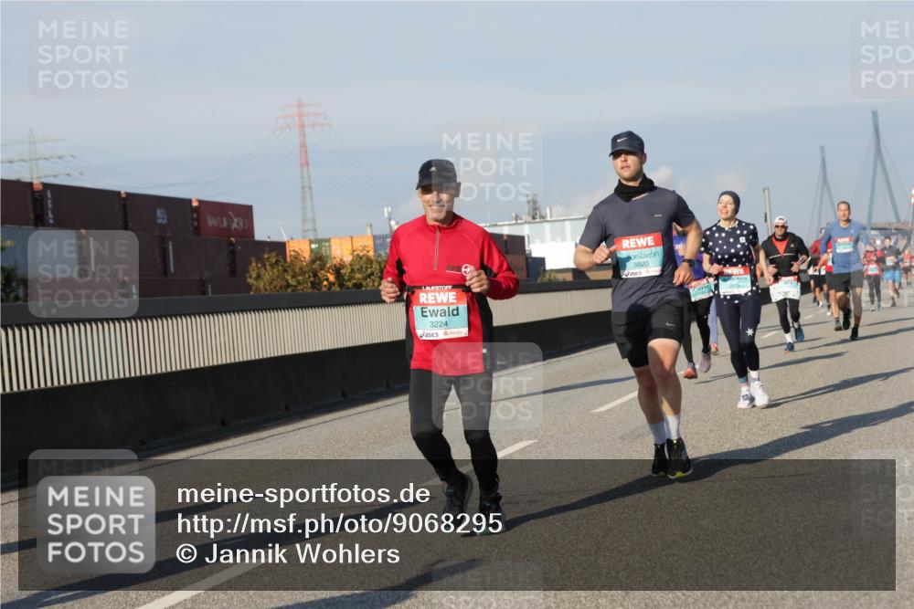 03.10.2025 - Köhlbrandbrückenlauf Jannik Wohlers http://msf.ph/oto/9068295 03.10.2025 09:47:45 Position 3 3224, 3820, 2979 meine-sportfotos.de