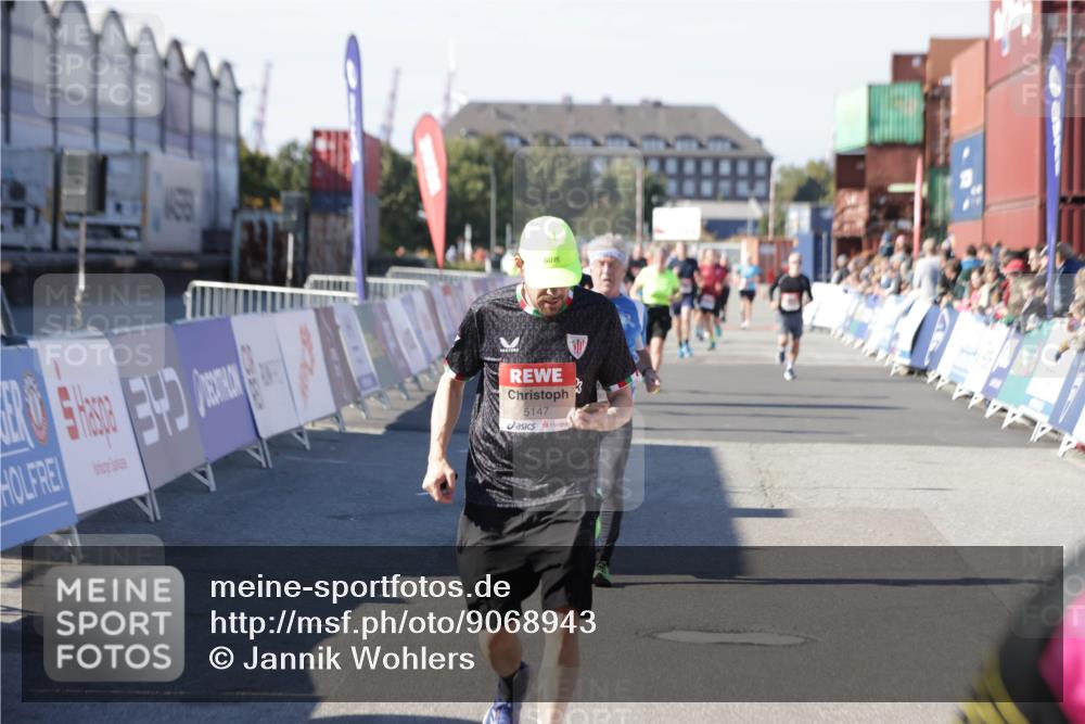 03.10.2025 - Köhlbrandbrückenlauf Jannik Wohlers http://msf.ph/oto/9068943 03.10.2025 13:13:33 Ziel 4065, 4324, 4383, 4448, 4461, 4580, 4595, 5147, 5261, 5358 meine-sportfotos.de
