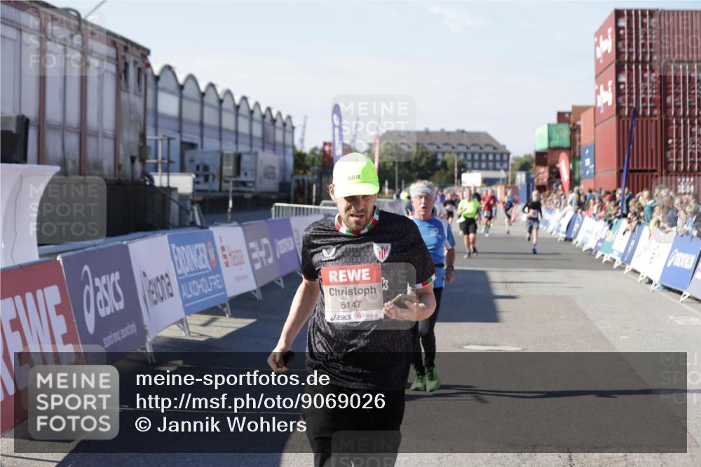 03.10.2025 - Köhlbrandbrückenlauf Jannik Wohlers http://msf.ph/oto/9069026 03.10.2025 13:13:35 Ziel 4065, 4324, 4383, 4448, 4461, 4580, 4595, 5147, 5908 meine-sportfotos.de