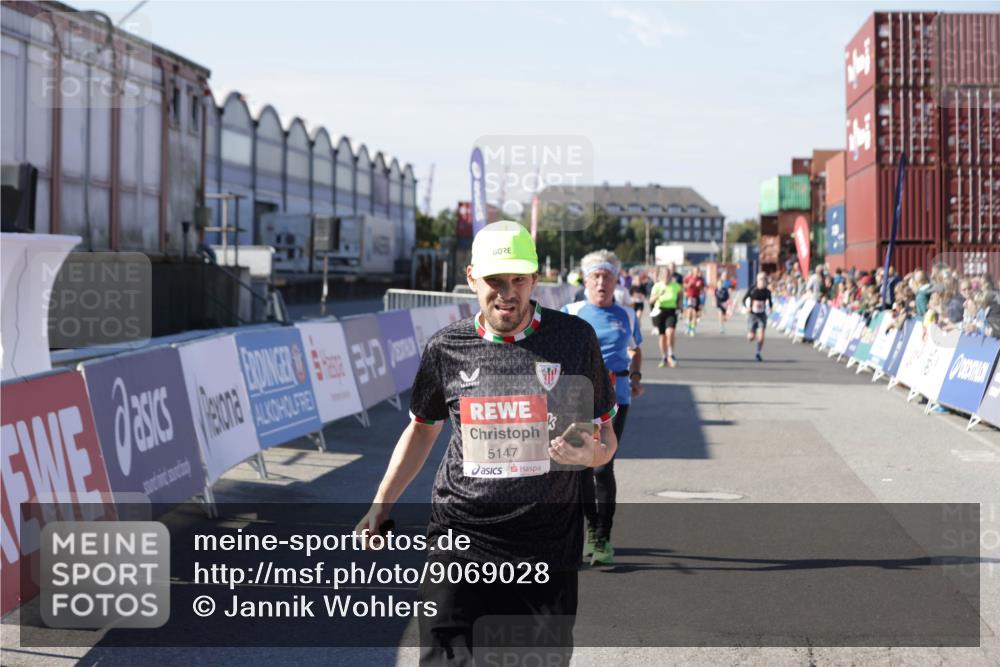 03.10.2025 - Köhlbrandbrückenlauf Jannik Wohlers http://msf.ph/oto/9069028 03.10.2025 13:13:35 Ziel 4065, 4324, 4383, 4448, 4461, 4580, 4595, 5147, 5908 meine-sportfotos.de