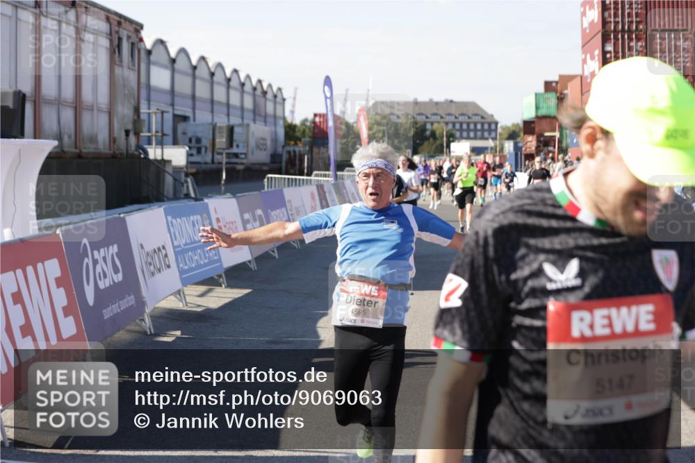 03.10.2025 - Köhlbrandbrückenlauf Jannik Wohlers http://msf.ph/oto/9069063 03.10.2025 13:13:37 Ziel 4065, 4324, 4448, 4461, 4580, 4595, 5147, 5908, 6116, 6363 meine-sportfotos.de