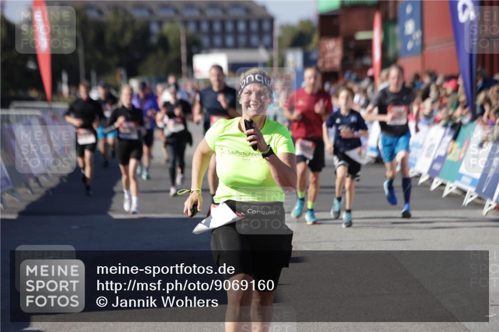 03.10.2025 - Köhlbrandbrückenlauf Jannik Wohlers http://msf.ph/oto/9069160 03.10.2025 13:13:42 Ziel 4348, 4461, 4580, 4595, 5147, 5802, 5884, 5886, 5908, 6116, 6363, 6366 meine-sportfotos.de