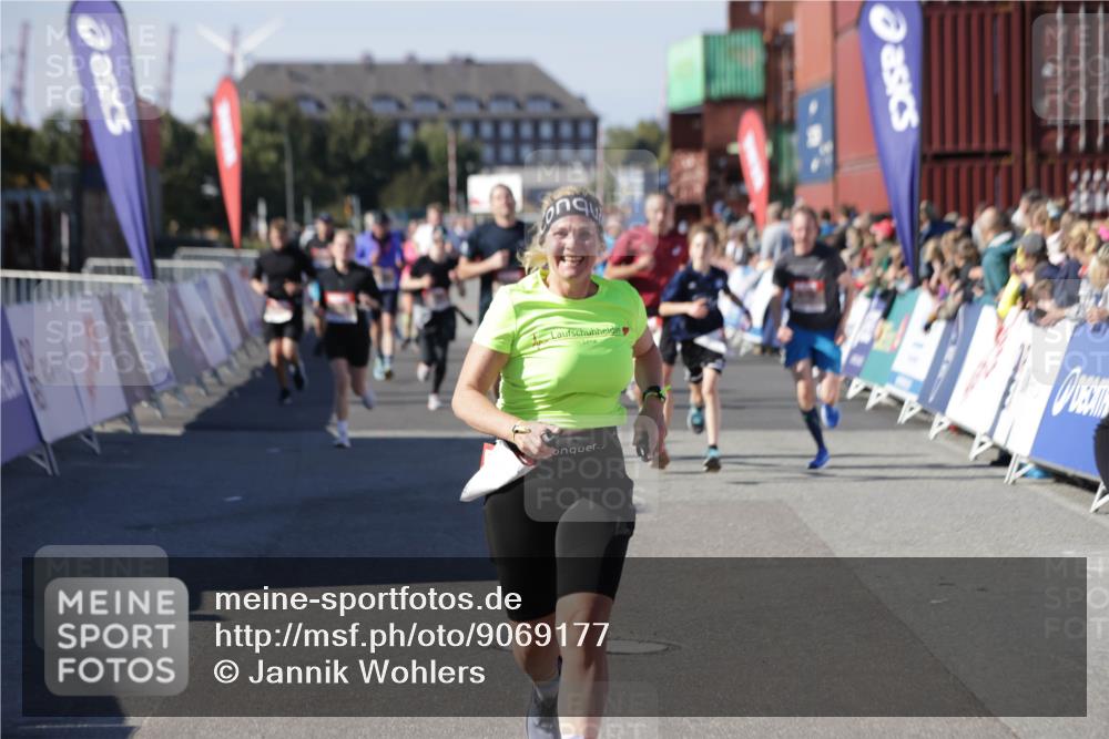 03.10.2025 - Köhlbrandbrückenlauf Jannik Wohlers http://msf.ph/oto/9069177 03.10.2025 13:13:42 Ziel 4348, 4461, 4580, 4595, 5147, 5802, 5884, 5886, 5908, 6116, 6363, 6366 meine-sportfotos.de