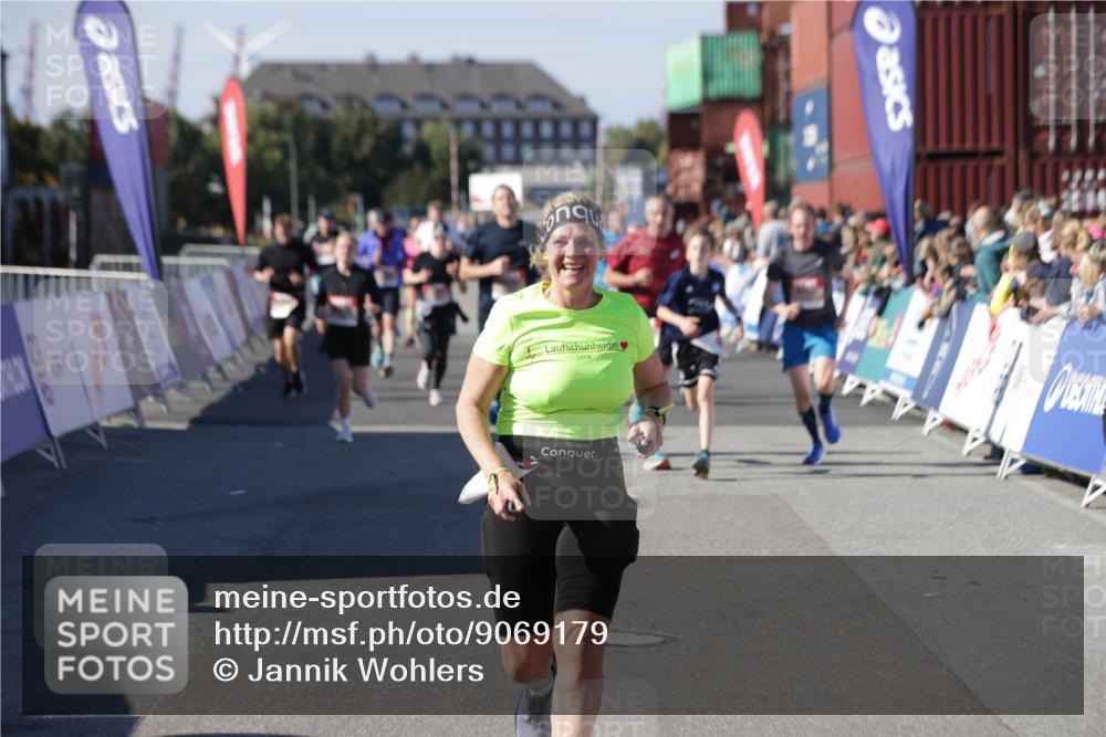 03.10.2025 - Köhlbrandbrückenlauf Jannik Wohlers http://msf.ph/oto/9069179 03.10.2025 13:13:42 Ziel 4348, 4461, 4580, 4595, 5147, 5802, 5884, 5886, 5908, 6116, 6363, 6366 meine-sportfotos.de