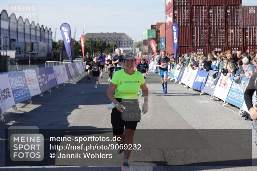 03.10.2025 - Köhlbrandbrückenlauf Jannik Wohlers http://msf.ph/oto/9069232 03.10.2025 13:13:43 Ziel 4348, 4461, 4595, 5147, 5802, 5884, 5886, 5908, 6116, 6363, 6366 meine-sportfotos.de