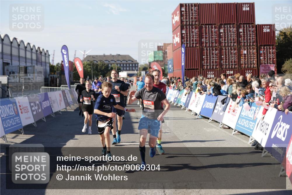 03.10.2025 - Köhlbrandbrückenlauf Jannik Wohlers http://msf.ph/oto/9069304 03.10.2025 13:13:46 Ziel 4348, 4461, 4522, 4642, 5640, 5802, 5884, 5886, 5908, 6116, 6228, 6363, 6366, 6487, 6488, 6604 meine-sportfotos.de