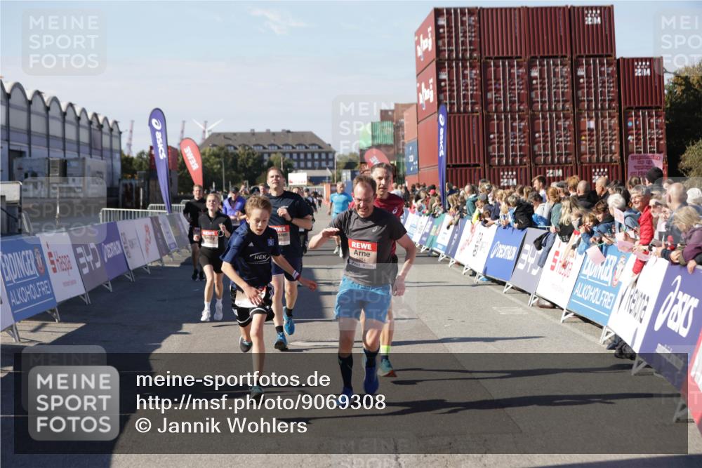 03.10.2025 - Köhlbrandbrückenlauf Jannik Wohlers http://msf.ph/oto/9069308 03.10.2025 13:13:46 Ziel 4348, 4461, 4522, 4642, 5640, 5802, 5884, 5886, 5908, 6116, 6228, 6363, 6366, 6487, 6488, 6604 meine-sportfotos.de