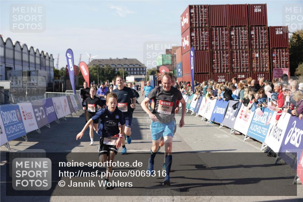 03.10.2025 - Köhlbrandbrückenlauf Jannik Wohlers http://msf.ph/oto/9069316 03.10.2025 13:13:46 Ziel 4348, 4461, 4522, 4642, 5640, 5802, 5884, 5886, 5908, 6116, 6228, 6363, 6366, 6487, 6488, 6604 meine-sportfotos.de