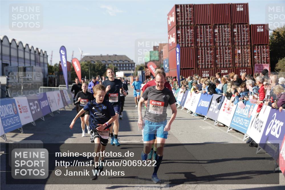 03.10.2025 - Köhlbrandbrückenlauf Jannik Wohlers http://msf.ph/oto/9069322 03.10.2025 13:13:46 Ziel 4348, 4461, 4522, 4642, 5640, 5802, 5884, 5886, 5908, 6116, 6228, 6363, 6366, 6487, 6488, 6604 meine-sportfotos.de