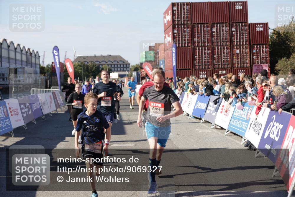 03.10.2025 - Köhlbrandbrückenlauf Jannik Wohlers http://msf.ph/oto/9069327 03.10.2025 13:13:46 Ziel 4348, 4461, 4522, 4642, 5640, 5802, 5884, 5886, 5908, 6116, 6228, 6363, 6366, 6487, 6488, 6604 meine-sportfotos.de
