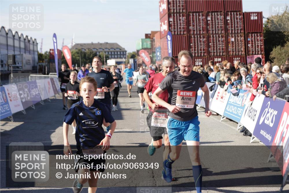 03.10.2025 - Köhlbrandbrückenlauf Jannik Wohlers http://msf.ph/oto/9069349 03.10.2025 13:13:47 Ziel 4348, 4461, 4522, 4642, 5078, 5640, 5802, 5884, 5886, 5908, 6116, 6125, 6227, 6228, 6363, 6366, 6487, 6488, 6604 meine-sportfotos.de