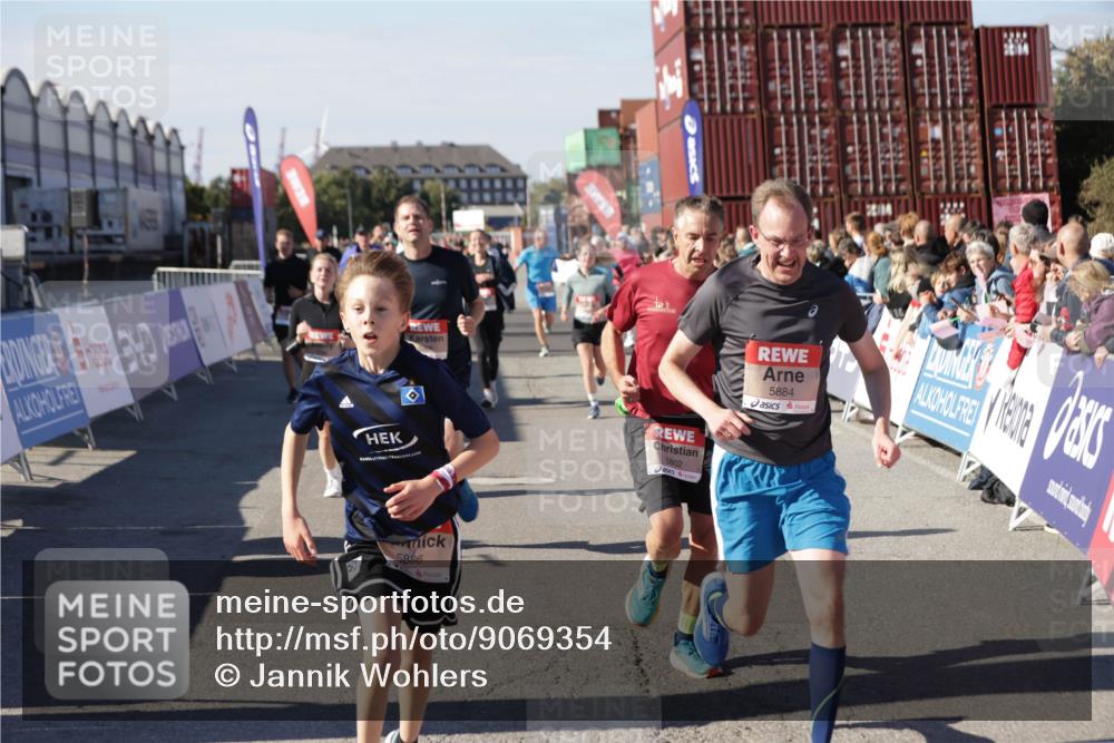 03.10.2025 - Köhlbrandbrückenlauf Jannik Wohlers http://msf.ph/oto/9069354 03.10.2025 13:13:47 Ziel 4348, 4461, 4522, 4642, 5078, 5640, 5802, 5884, 5886, 5908, 6116, 6125, 6227, 6228, 6363, 6366, 6487, 6488, 6604 meine-sportfotos.de